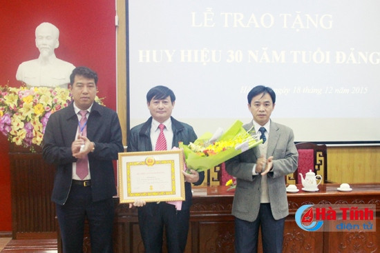 Bí thư Đảng ủy khối cơ quan tỉnh Trần Thế Dũng và lãnh đạo Sở KH&ĐT trao tặng Huy hiệu 30 năm tuổi Đảng cho ông Nguyễn Huy Tâm - Trưởng phòng Kinh tế - Đối ngoại