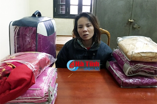 Thấy xe khách không người coi, "tiện tay" lấy 7 bộ ga gối đệm ảnh 1