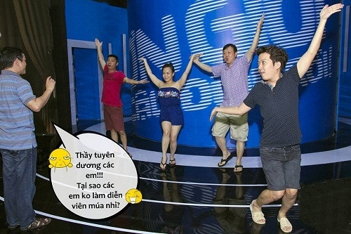 Hậu trường tập múa vui nhộn của các trưởng phòng.