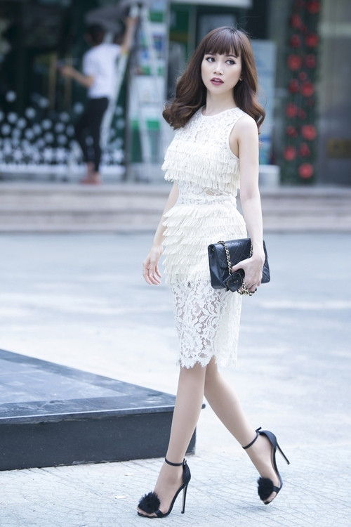 Trong bộ ảnh thời trang mới, Sĩ Thanh gợi ý cùng phái đẹp cách chọn những mẫu váy phù hợp xu hướng và giúp người mặc trở nên gợi cảm hơn.