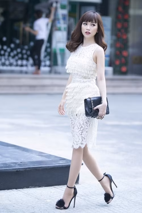 Trong bộ ảnh thời trang mới, Sĩ Thanh gợi ý cùng phái đẹp cách chọn những mẫu váy phù hợp xu hướng và giúp người mặc trở nên gợi cảm hơn.