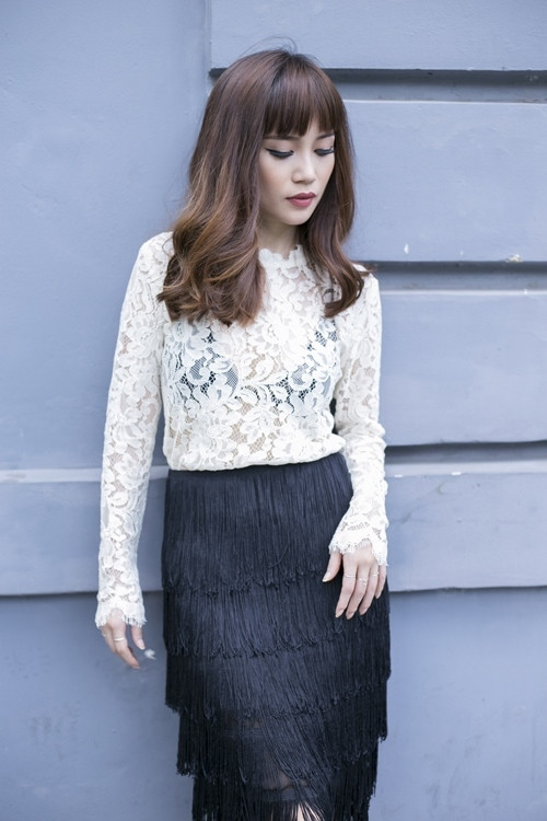 Chính sự sáng tạo của nhà thiết kế Nguyên Sa đã mang đến nét phong phú cho kiểu dáng trang phục và giúp chi tiết tua rua tránh được sự nhàm chán.