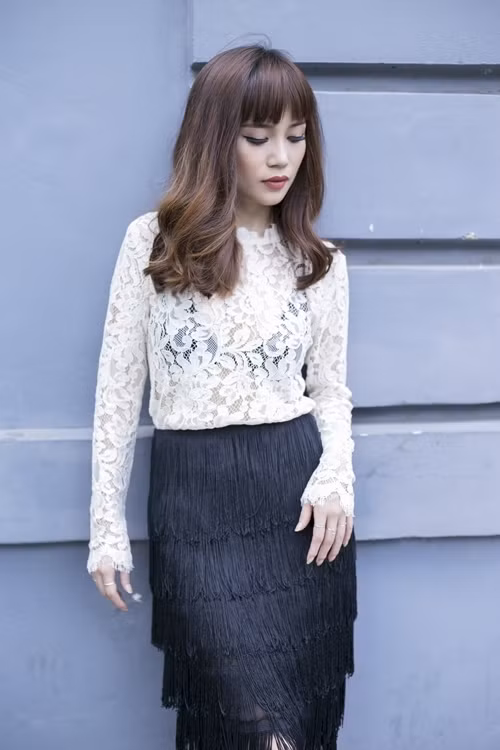 Chính sự sáng tạo của nhà thiết kế Nguyên Sa đã mang đến nét phong phú cho kiểu dáng trang phục và giúp chi tiết tua rua tránh được sự nhàm chán.