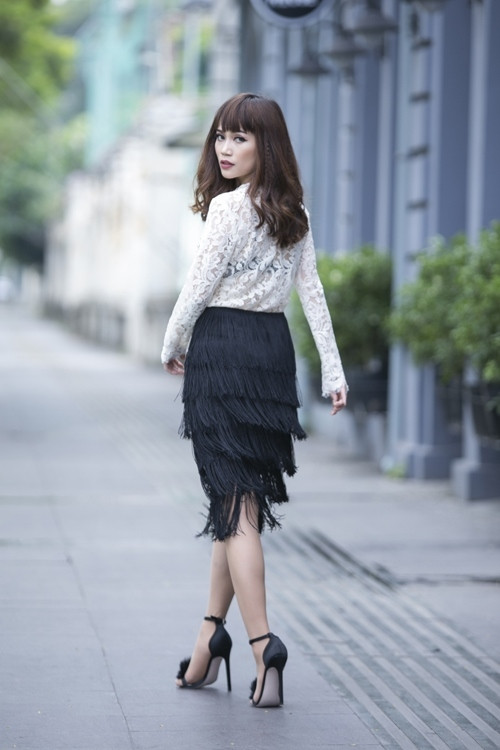 Áo ren trắng cùng chân váy tua rua cho nàng yêu phong cách gợi cảm, hiện đại.