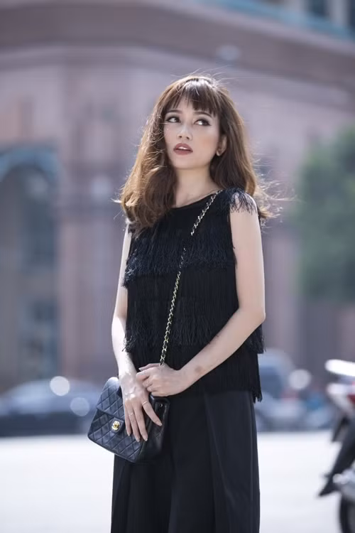 Vạt tua rua mềm được bố trí theo kiểu xếp tầng giúp mẫu váy suông trở nên sống động hơn qua mỗi bước chân của Sĩ Thanh.