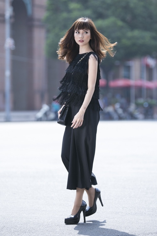 Những sợi tua rua nhỏ trên chất liệu tơ lụa là điểm nhấn chủ đạo cho bộ sưu tập này và chúng được bố trí một cách linh động để mang đến những điểm nhấn nhá ấn tượng cho trang phục.