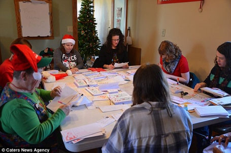 Người dân ở thị trấn Santa Claus, bang Indiana, Mỹ luôn tình nguyện đọc các lá thư và hồi đáp qua đường bưu điện để trẻ nhỏ từ khắp mọi nơi một khi đã gửi thư về đây đều sẽ nhận được thư trả lời từ “Santa Claus” vào trước dịp Giáng sinh.