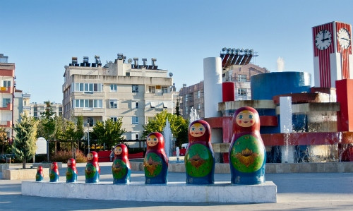 Búp bê Matryoshka được trưng bày ở trung tâm Antalya. Ảnh: RFE