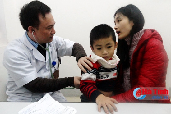 Bác sĩ Trần Anh Pháp khám bệnh về đường hô hấp cho một bệnh nhi. Bác sĩ Trần Anh Pháp khám bệnh về đường hô hấp cho một bệnh nhi.