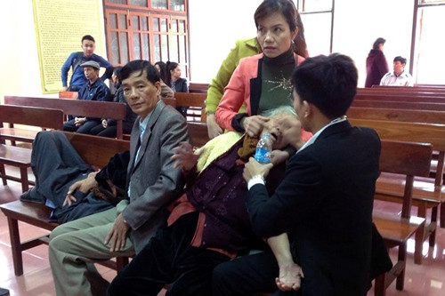 Khi hội đồng xét xử vừa bắt đầu làm việc thì bà N. bị tăng huyết áp, phải đưa vào bệnh viện theo dõi buộc phiên tòa lại tạm hoãn. Ảnh: dailo.vn