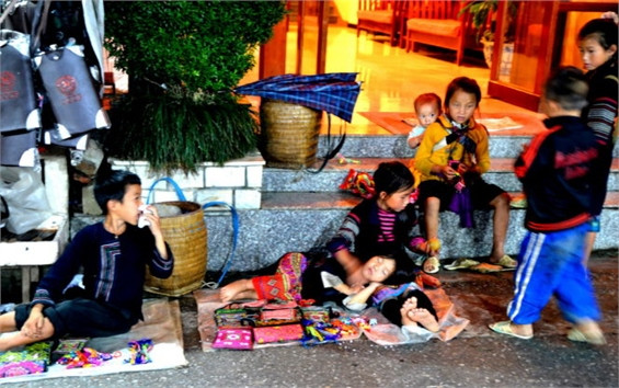 Trẻ thơ Sa Pa mưu sinh ngày đông ảnh 9