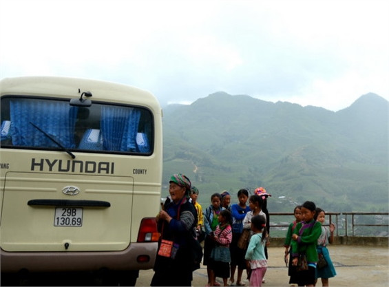 Trẻ thơ Sa Pa mưu sinh ngày đông ảnh 10