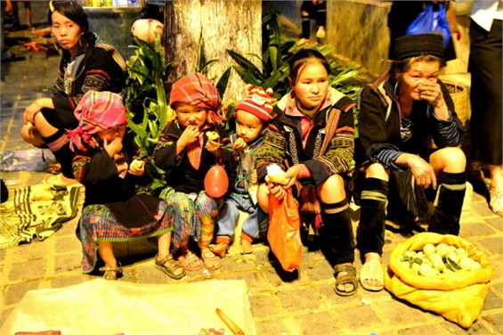 Trẻ thơ Sa Pa mưu sinh ngày đông ảnh 3