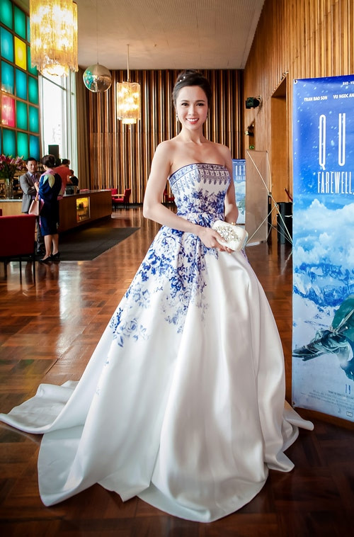 Tham dự buổi công chiếu phim Quyên ở Berlin, Đức hôm 16/6, Vũ Ngọc Anh xuất hiện lộng lẫy, yêu kiều trong mẫu đầm quây bồng bềnh do Lê Thanh Hòa sáng tạo. Bộ trang phục được thiết kế dựa trên hình ảnh của gốm sứ Việt Nam với những chi tiết kết đá thủ công tinh xảo. Năm nay, mỹ nhân 9X nhiều lần lọt Top sao mặc đẹp nhất tuần, nhưng bộ đầm này của cô nhận được số lượt bình chọn cao nhất - 1.016 phiếu.