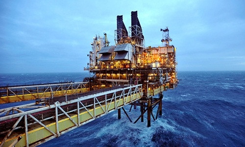 Giá dầu giảm tác động nhiều chiều tới kinh tế Việt Nam, cả tiêu cực lẫn tích cực.