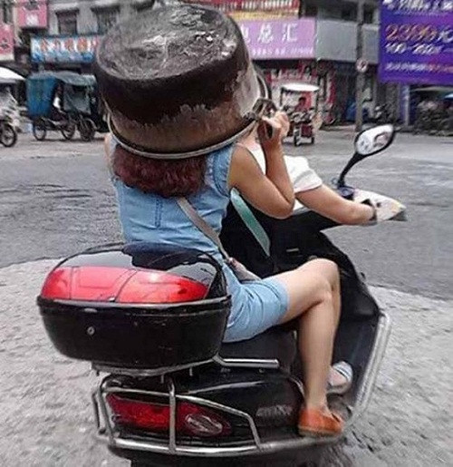 Đã đội mũ bảo hiểm thì phải thế này mới 'oách'.