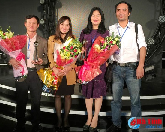 Các tác giả Ngọc Luân, Thuận Huế, Hạnh Loan, Từ Hải (từ trái qua) xuất sắc giành 2 giải Bạc tại liên hoan