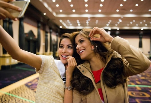 Khoảnh khắc Phạm Hương tỏa sáng bên thí sinh Hoa hậu Hoàn vũ ảnh 5