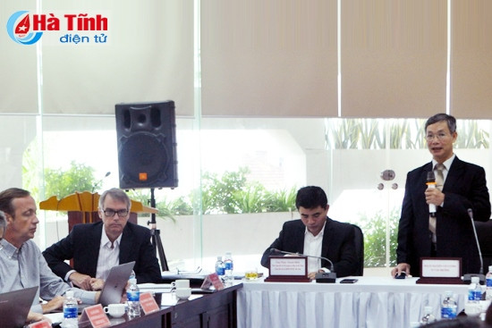 PGS. TS Nguyễn Văn Cương (đại diện đơn vị tư vấn) báo cáo kết quả điều tra khảo sát đầu kỳ và xây dựng bộ chỉ số giám sát, đánh giá cho dự án.