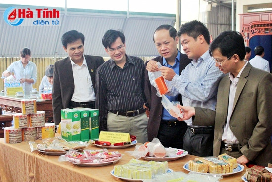 Thành viên Hội đồng bình chọn tham quan các sản phẩm tham gia chương trình bình chọn 2015