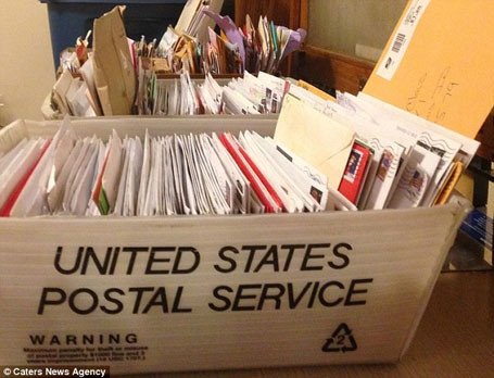 Những lá thư được gửi tới bưu điện thị trấn Santa Claus rất nhiều, đòi hỏi phải có một đội ngũ tình nguyện viên luân phiên làm việc từ sáng tới tối vào mỗi dịp Giáng sinh.