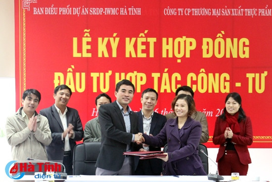 Lễ ký kết hợp đồng đầu tư hợp tác công tư giữa Ban Điều phối dự án SRDP-IWMC và Công ty CP TMSX Thực phẩm Hà Nội