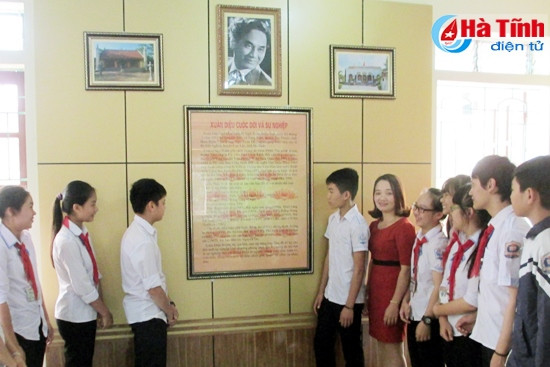 Cán bộ, giáo viên và học sinh trường THCS Xuân Diệu (Can Lộc) tìm hiếu thân thế, sự nghiệp nhà thơ trong phòng truyền thống nhà trường