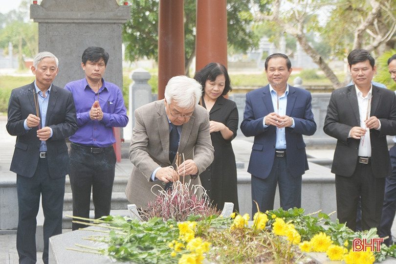 Chủ nhiệm Ủy ban Văn hóa, Giáo dục, Thanh niên, Thiếu niên và Nhi đồng dâng hương tại Khu lưu niệm Nguyễn Du