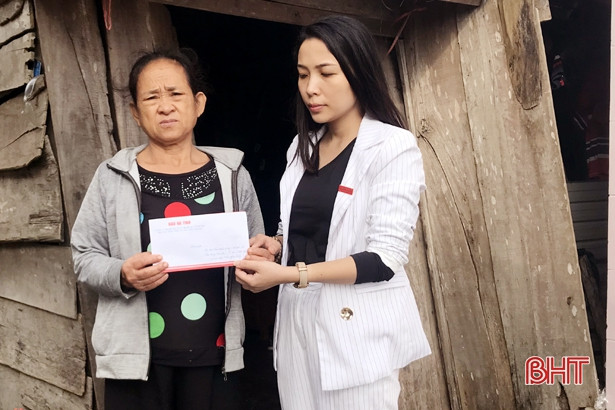 Các nhà hảo tâm ủng hộ gần 250 triệu cho 3 em mất mẹ đột ngột ở Kỳ Anh