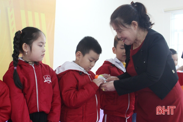 Trao giải Chương trình Thợ săn điểm tốt, chứng chỉ JA cho học sinh trường iSchool