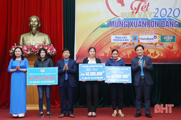 “Tết ấm yêu thương” tặng gần 300 suất quà cho người lao động, ngư dân Hà Tĩnh