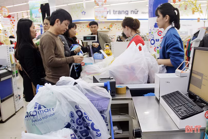 Nghỉ lễ tết tây, người dân Hà Tĩnh rộn ràng mua sắm tết ta