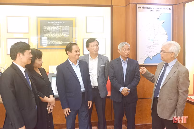 Chủ nhiệm Ủy ban Văn hóa, Giáo dục, Thanh niên, Thiếu niên và Nhi đồng dâng hương tại Khu lưu niệm Nguyễn Du