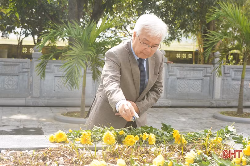 Chủ nhiệm Ủy ban Văn hóa, Giáo dục, Thanh niên, Thiếu niên và Nhi đồng dâng hương tại Khu lưu niệm Nguyễn Du