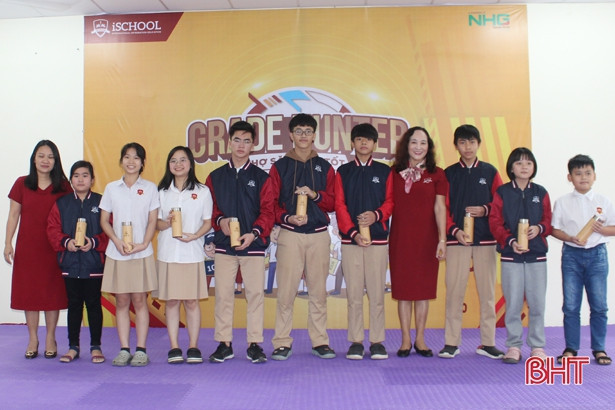Trao giải Chương trình Thợ săn điểm tốt, chứng chỉ JA cho học sinh trường iSchool