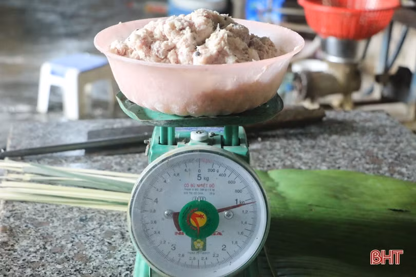 Cặp vợ chồng Hà Tĩnh hơn 30 năm làm giò bột ngon nức tiếng