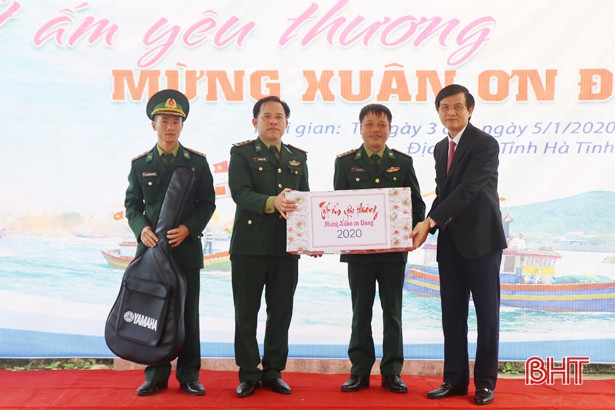 “Tết ấm yêu thương” tặng gần 300 suất quà cho người lao động, ngư dân Hà Tĩnh