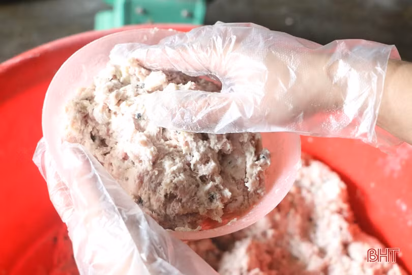 Cặp vợ chồng Hà Tĩnh hơn 30 năm làm giò bột ngon nức tiếng