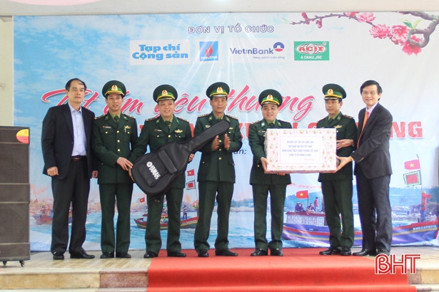 Tạp chí Cộng sản chúc tết Đồn Biên phòng Lạch Kèn và tặng quà cho ngư dân