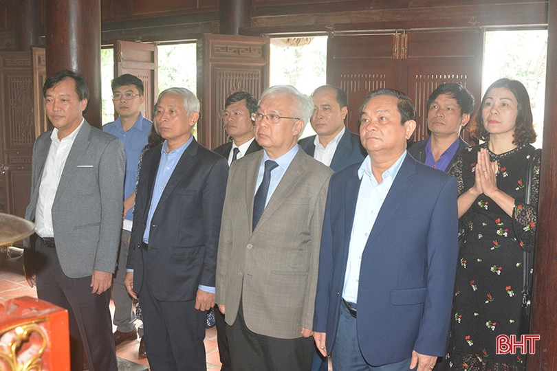 Chủ nhiệm Ủy ban Văn hóa, Giáo dục, Thanh niên, Thiếu niên và Nhi đồng dâng hương tại Khu lưu niệm Nguyễn Du