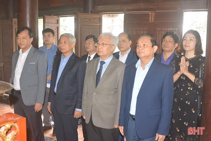 Chủ nhiệm Ủy ban Văn hóa, Giáo dục, Thanh niên, Thiếu niên và Nhi đồng dâng hương tại Khu lưu niệm Nguyễn Du