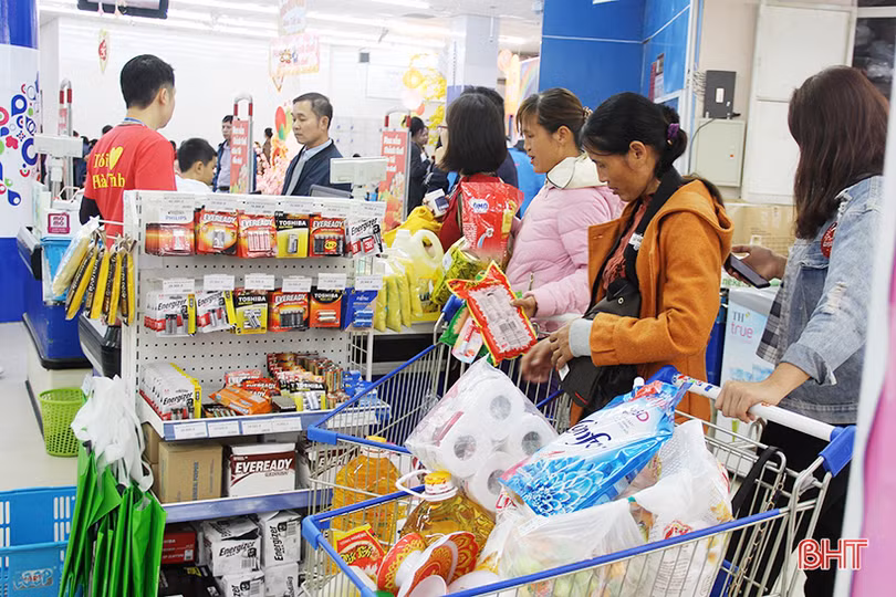 Nghỉ lễ tết tây, người dân Hà Tĩnh rộn ràng mua sắm tết ta