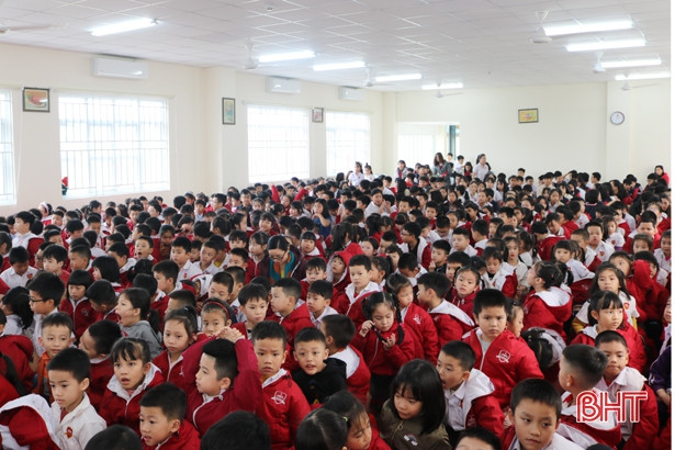 Trao giải Chương trình Thợ săn điểm tốt, chứng chỉ JA cho học sinh trường iSchool