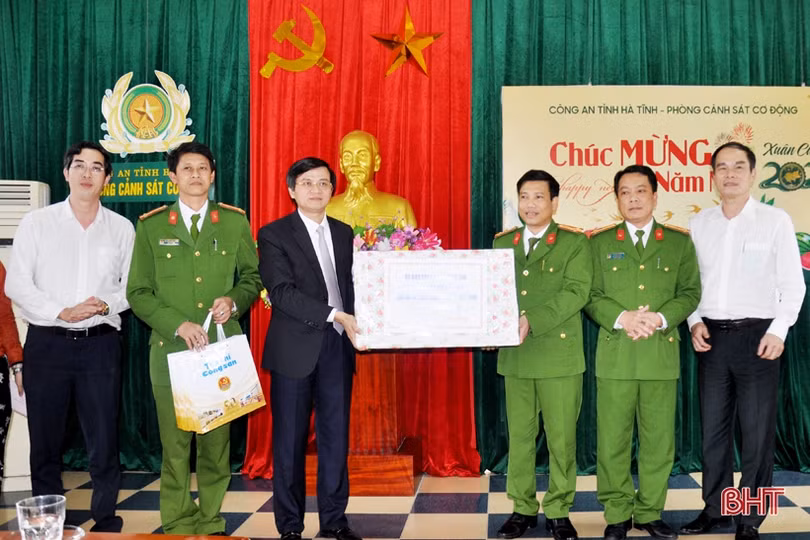 Đoàn công tác Tạp chí Cộng sản chúc Tết Đảng bộ, quân và dân Hà Tĩnh