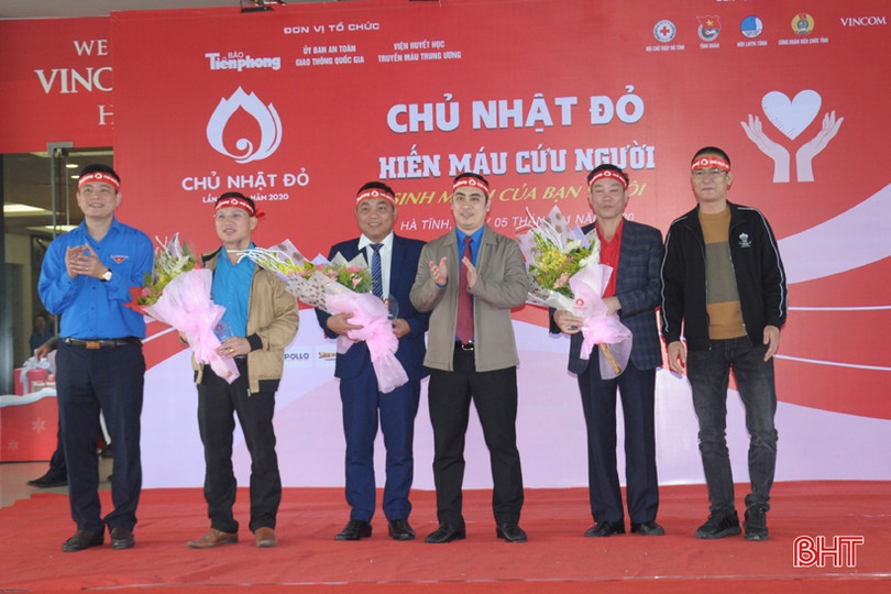Hà Tĩnh tổ chức chương trình “Chủ nhật đỏ”, tiếp nhận 412 đơn vị máu