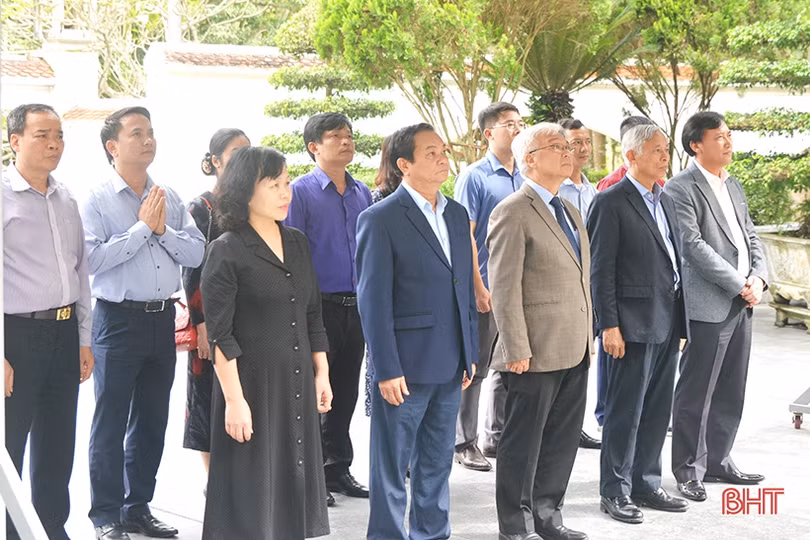 Đoàn công tác của Quốc hội dâng hương tại Ngã ba Đồng Lộc