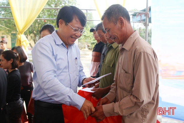 “Tết ấm yêu thương” tặng gần 300 suất quà cho người lao động, ngư dân Hà Tĩnh