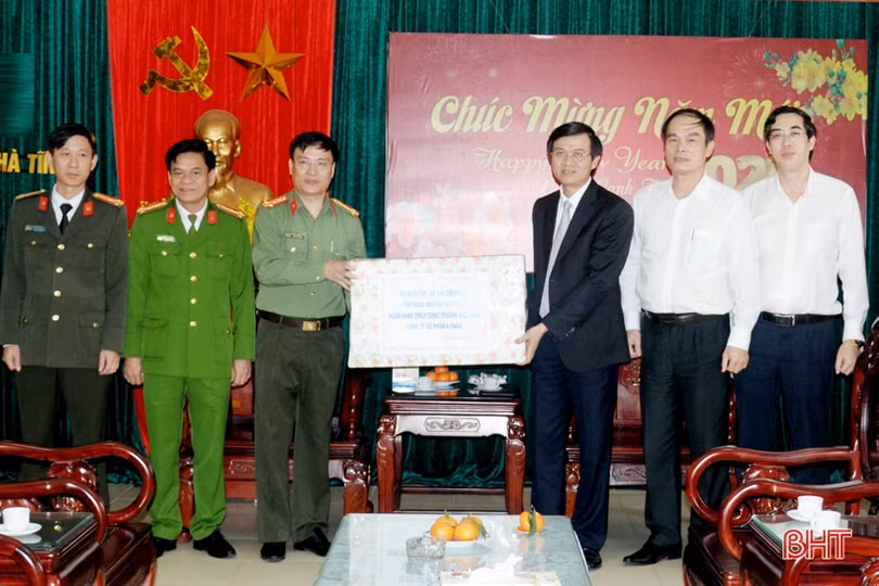 Đoàn công tác Tạp chí Cộng sản chúc Tết Đảng bộ, quân và dân Hà Tĩnh