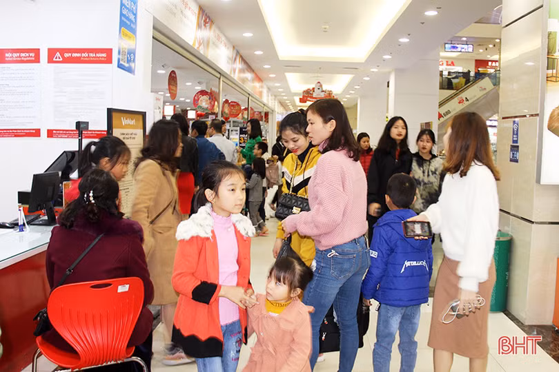 Nghỉ lễ tết tây, người dân Hà Tĩnh rộn ràng mua sắm tết ta