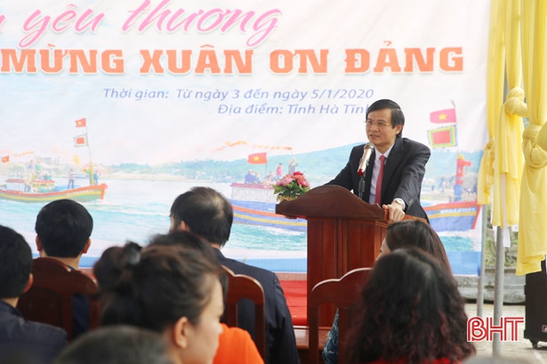 “Tết ấm yêu thương” tặng gần 300 suất quà cho người lao động, ngư dân Hà Tĩnh